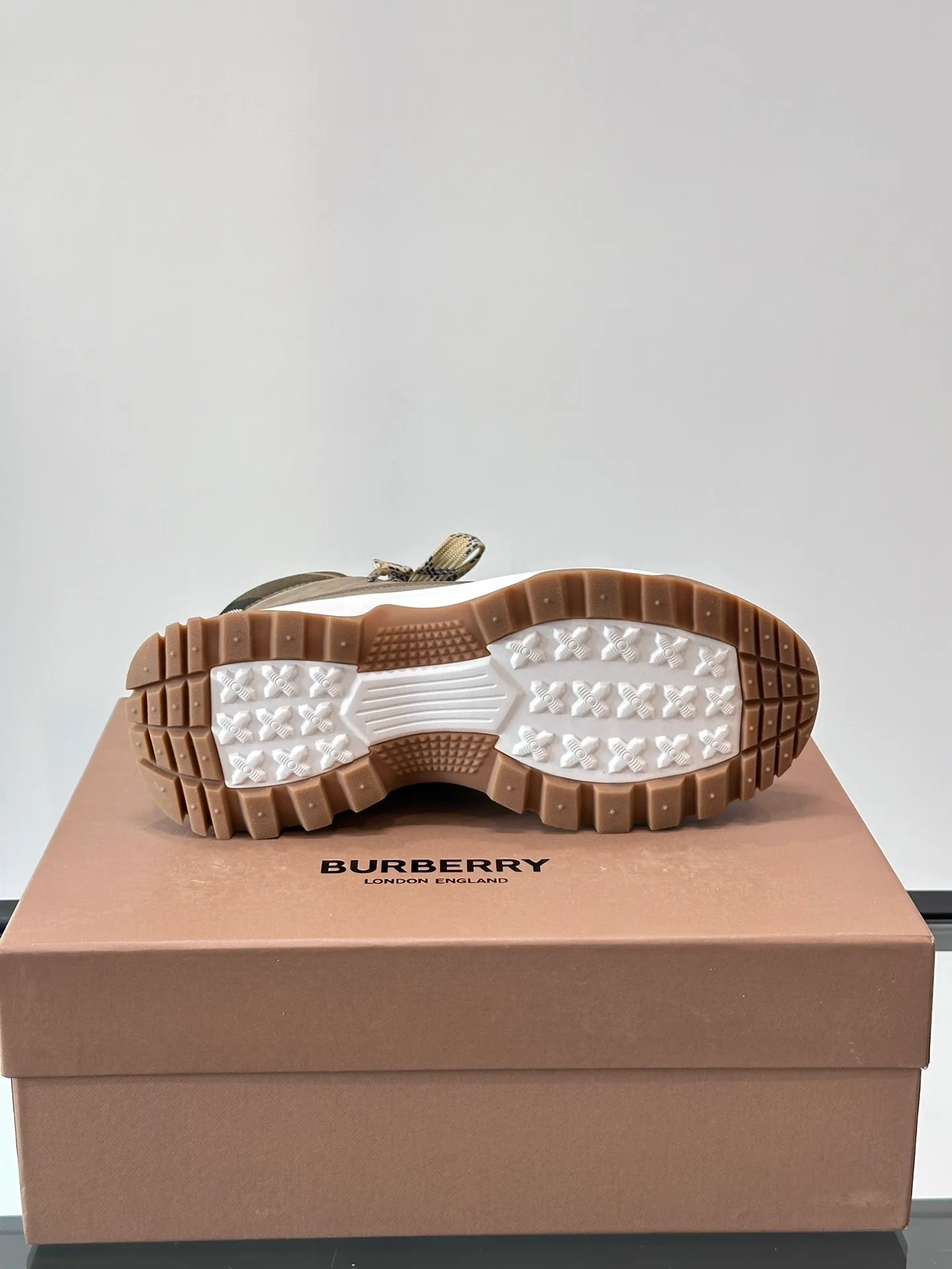 Men's shoes 💰800 ◾️▫️Burberry 2024🆕Ss men's classic high-top thick-soled sneakers, made of first-grain cowhide and decorated with the new brand logo. First-layer cowhide foot pads, the heel is decorated with Burberry lettering embossed logo, and the original TPU outsole!  Size: 39-44 (customized at 38.45)
